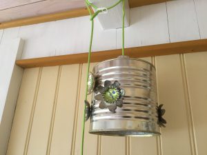 Lampa i plåt med gröna blommor